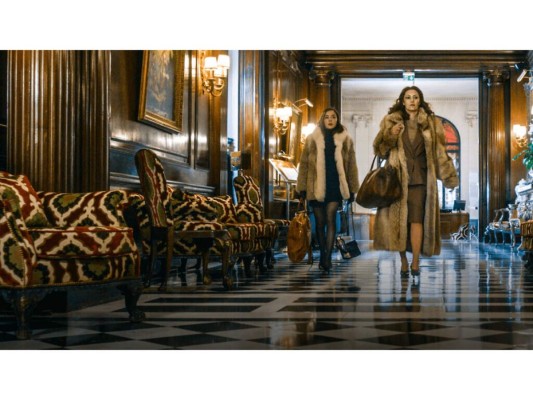 Madame Claude: En la París de los sesenta, la influencia de Madame Claude trasciende el mundo del comercio sexual. Hasta que una joven y adinerada mujer amenaza con destruir su imperio. Estrena el 2 de abril.