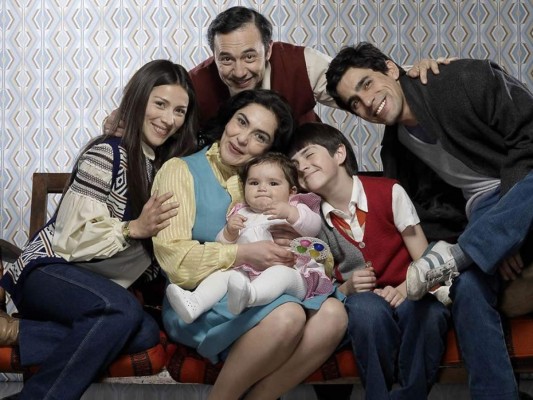 Los 80<br/>En esta serie se muestran los acontecimientos de esa época que han marcado la historia de Chile, contados por una familia típica chilena. En plena dictadura de Pinochet hay diversos sucesos históricos ocurridos en en el país sudamericano y mucho drama.<br/>