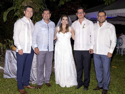 Romántica boda protagonizan Carlo Sierra y Melissa Figueroa   