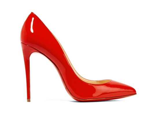 De suela de cuero rojo, clásicos de charol de Christian Louboutin.