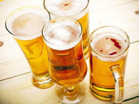 A San Arnoldo se le adjudicó la denominación de patrón de la cerveza; era un obispo nacido en 580 y animaba a la gente a beber cerveza, algo que se dice los salvó de que se propagara la peste, gracias a que no bebían agua. El día de su muerte lo llevaban a su pueblo para enterrarlo y entre varios compartieron una jarra de cerveza, luego se dieron cuenta de que nunca se vaciaba.