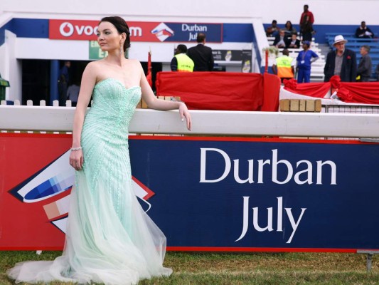 La carrera de caballos de Durban July es la más grande en el continente africano y un evento donde las celebridades y la alta sociedad sudafricana se disfrazan para asistir. Atrae a cerca de 100 mil espectadores y las apuestas se colocan en más de 20 millones de dólares.