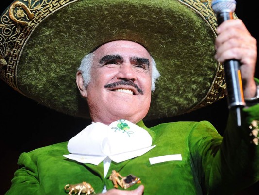 Vicente Fernández<br/>El charro de Huatitlán murió a la edad de 81 años después de haber sido hospitalizado por una caída en su rancho, pero se complicó aún más. El rey de la Ranchera fue una de las voces más reconocidas en la música hispanoamericana.<br/>