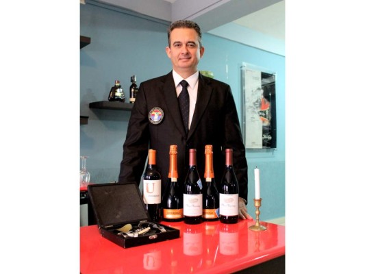 El sommelier Douglas Montoya, director docente de la Escuela Española de Sommeliers en Guatemala, impartió tres cursos sobre el manejo de los vinos en la Casa del Ron