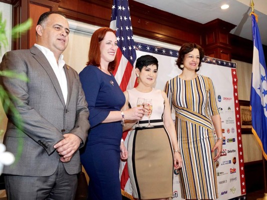 Armando Calidonio, alcalde de San Pedro Sula, Heide Fulton, encargada de negocios de la Embajada de Estados Unidos de América en Honduras, con María Antonia Rivera, designada presidencial y Karen Calidonio. Foto: Alex Muñoz