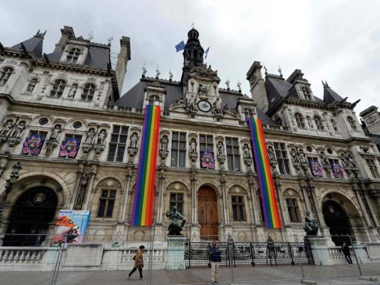 París recuerda a las víctimas de Orlando