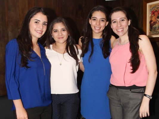 María Andre Porras, Gladis Argueta, María Paula y María Fernanda Argueta.