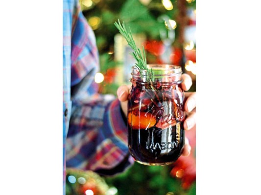 Sangría clásica<br/>Ingredientes. 1 litro de tinto. 2 melocotones. 1 manzana. 1 pera. ½ piña. 2 limones. 1 naranja. 1 copa de coñac. 4 cucharadas soperas de azúcar. Nuez moscada. ½ litro de gaseosa.<br/><br/>Preparación. En una jarra grande y cristalina vierte el vino tinto y luego añade el zumo de uno de los limones. Corta las frutas en rodajas, gajos y trozos y añade a la jarra. En una cacerola prepara el sirope calentando un poco de agua y agrega el azúcar para que se disuelva. Añade el coñac, la nuez moscada y deja reposar durante 2 ó 3 horas en la nevera. Sirve con hielo.<br/>