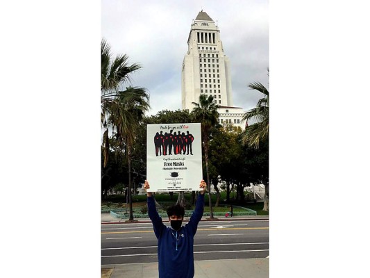 Diseñador hondureño regala mascarillas en Los Angeles