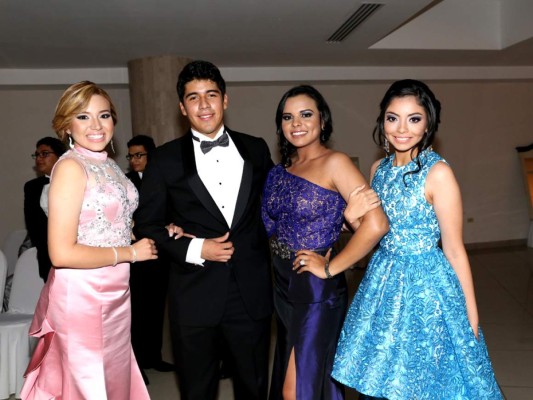Andrea Gomez, Andres Robles, Natalia Lainez y Jessica Torres