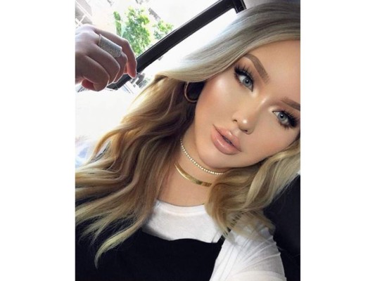 La popular maquillista Nikkie es algo parecida a la mamá de True, por su tez blanca y su cabello rubio.