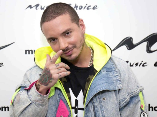 J Balvin contestó a un fan que cuestionó su uso de joyas