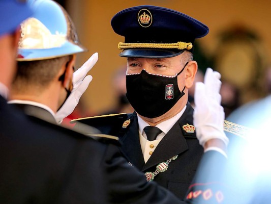 El príncipe Alberto de 62 años durante la celebración realizada en exteriores y bajo estrictas medidas sanitarias (Photo by Valery HACHE / POOL / AFP)