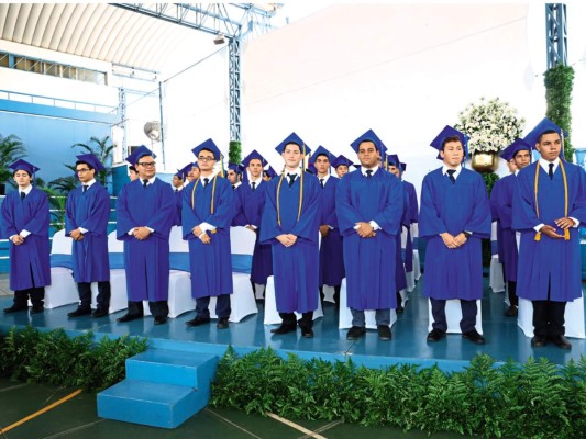 La graduación de los seniors 2016 de Macris School