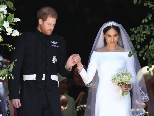 Meghan Markle y el Príncipe Harry saliendo de la capilla de San Jorge del castillo de Windsor.