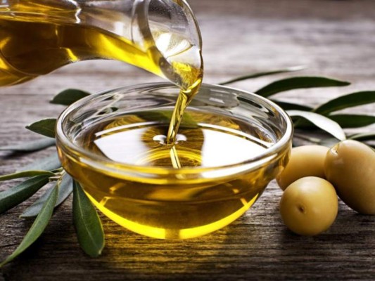 Aceite de oliva. Aplica el aceite con las yemas de tus dedos limpios, algodón o con un cotonete. Hazlo de abajo hacia arriba suavemente y deja reposar toda la noche. En poco tiempo verás los resultados.