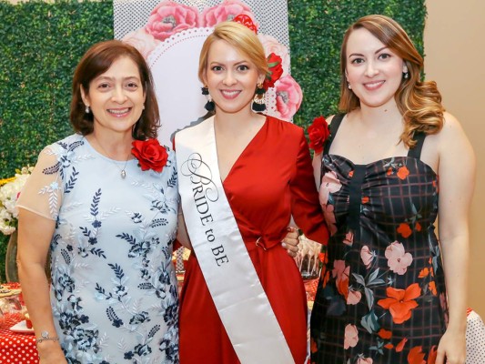 Doris Reynaud, la agasajada Ana Reynaud y Laura Reynaud.