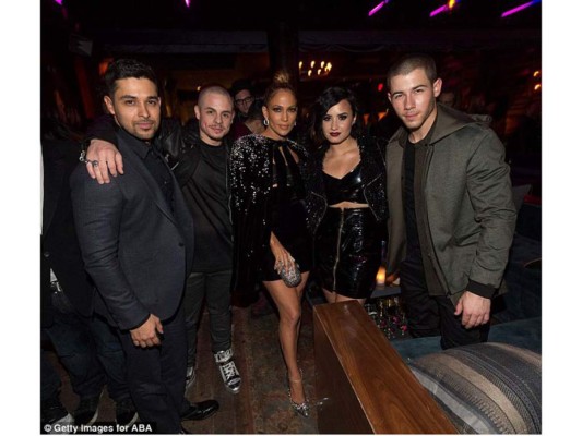 Jennifer Lopez muestra su espectacular figura en el afterparty de los AMAs