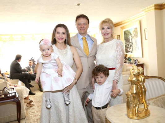 Javier y Viviana Guevara bautizan a su hija Ariana Sofía