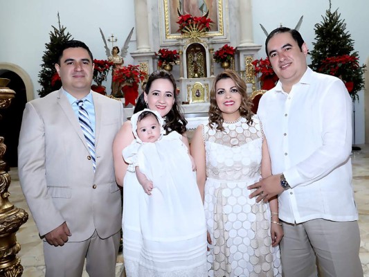 Vladimir y Claudia Betancourt-Ramos celebran el bautizo de su hija Emilia