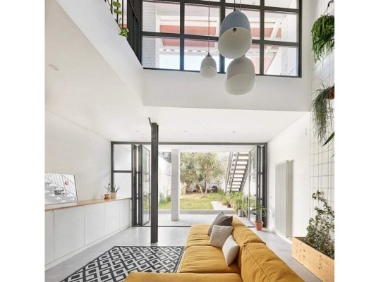 El patio y la sala de estar se mezclan para dar una sensación de amplitud (Foto José Hevia)