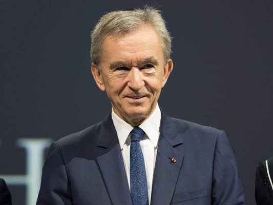 Bernard Arnault es un empresario francés presidente y director ejecutivo de LVMH Moet Hennessy y Louis Vuitton, asimismo supervisa un imperio de 70 marcas, incluida Sephora. Posee 169 mil millones de dólares.