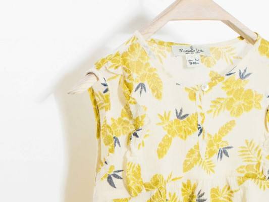 Top sin mangas de estampado floral en amarillo y azul by Massimo Duti