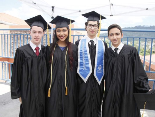 Graduación de los seniors de la Discovery School