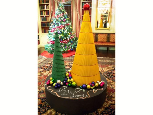 La biblioteca de la Casa Blanca es un recordatorio especial del regalo de la educación, una cálida habitación llena de valiosos libros y que este año fue decorada con árboles elaborados con lápices escolares y con una base que emula una pizarra con la leyenda en tiza 'Deja que las niñas aprendan'
