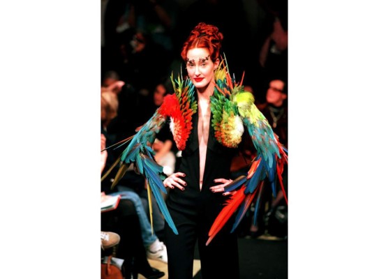 Primavera 1997<br/>Tras 20 años en la industria de la moda, presento un espectáculo de Alta Costura como “Salón Atmosphere” llevando muchos detalles distintivos como ser: Sastrería andrógina, corsé apretado y el uso de denim, retazos y jumpsuit de crepe adornado con vibrantes plumas de guacamaya.<br/>