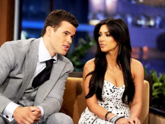Otra relación bastante controversial de Kim Kardashian. Se comprometió con Kris Humphries en 2011. Su boda se llevó a cabo en agosto del mismo año, y fue uno de los eventos más mediáticos de la década. El matrimonio duró 72 días. Todos acusaron a Kim de montar un stunt publicitario, aunque ella culpó el divorcio a sus diferencias.