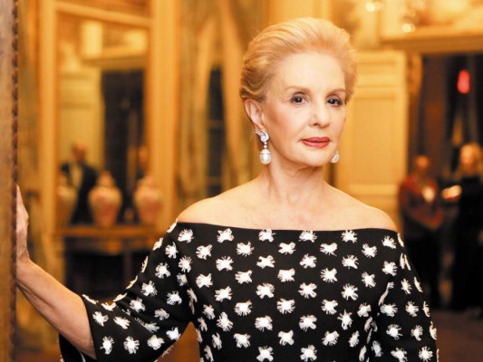 A LOS 50, 60 y70. Tops de estampados discretos, accesorios bien pensados, el cabello impecable y una actitu atemporal son tus mejores aliados en estas etapas.