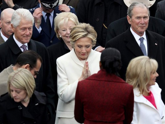 Hillary Clinton saluda con reverencia a la ex primera dama, Michelle Obama