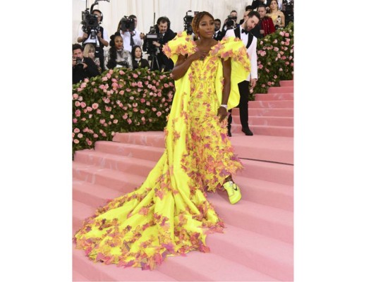 Además de ser cómodos te mostramos perfectas ideas para combinar bellos vestidos con tenis haciéndolo un look muy único
