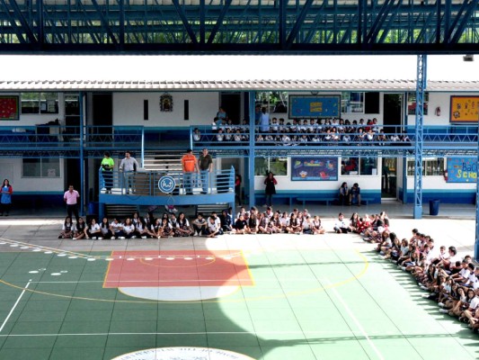 Senior entrance de la Macris School