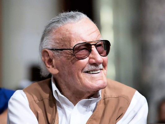 36-Stan Lee: editor, productor de cine, escritor de comics, guionista y empresario, falleció el 12 de noviembre a causa de la neumonía