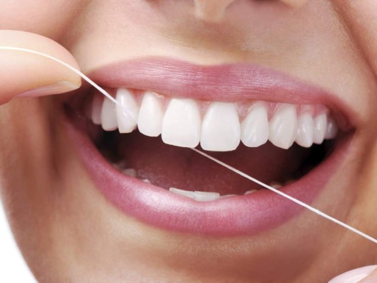 1. CUIDADO ORAL BÁSICO. No importa cuántas veces te lo hayan dicho, debes lavarte los dientes tres veces al día, después de cada comida, y usar hilo dental para remover la placa dental y las bacterias que se acumulan entre tus dientes y encías, que la mayoría de las veces son las responsables del mal aliento.
