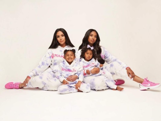 Vanessa Bryant aún mantiene el legado que dejó su esposo, Kobe Bryant, y su hija, Gianna, de maneras creativas. La viuda de este famoso jugador de básquet lanzó al mercado una línea de ropa deportiva en honor a su hija fallecida. Aquí te dejamos todos los detalles.