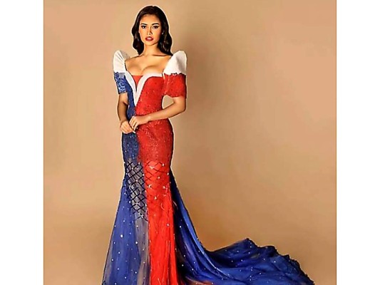 Rabiya Mateo, Miss Filipinas. Se graduó Cum Laude en fisioterapia y comenzó a enseñar a los 21 años. Es la actual embajadora de educación de Filipinas y trabaja con el Departamento de Educación en proyectos como el Mes Nacional de la Lectura y el Centro de Aprendizaje de la AHA.
