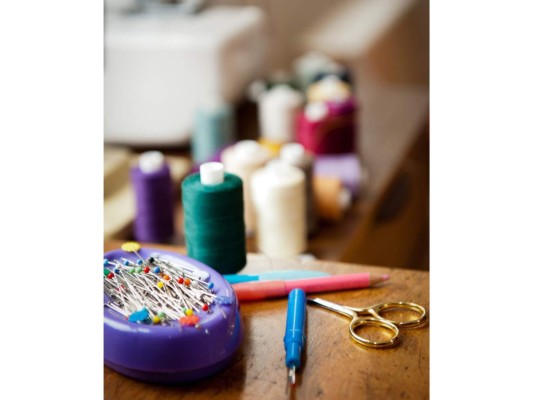 6. Ropa sin botones, elásticos estirados o cremalleras dañadas. Tienes una pila de prendas que esperas llevar algún día a reparar al sastre pero en el fondo sabes que nunca más te la pondrás. Dónala o véndela pero no la guardes más, es inútil.