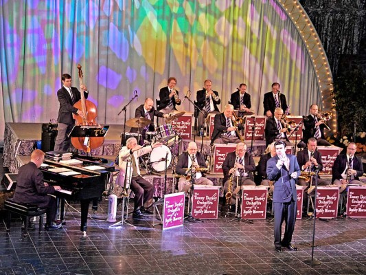 1- 1939 ingresó en la orquesta de ''The tommy dorsey Orchresta'' una de los conjuntos de swim mas populares de Estados unidos