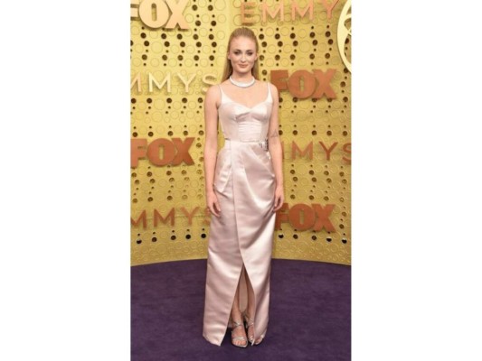 Vestido por Louis Vuitton, dejo muchas criticas a Sophie Turner en la pasarelas en que muchas fans no le gusto su presentacion en la Red Carpet
