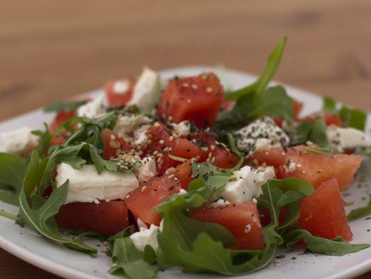 <strong>Ensalada de sandía y queso feta</strong>Ingredientes:-1/2 sandía sin semilla-1/2 taza de queso feta-Cilantro finamente picado-Hojas de menta picada-Pimienta negra-1 cucharadita de jugo de limón-1 cucharadita de aceite de oliva<strong>Procedimiento</strong>cortamos en cubos la sandía y le retiramos las semillas luego cortamos el queso feta en trozos pequeños, agregamos el cílantro, pimienta negra, la menta y el aceite de oliva y los mezclamos suavemente. ¡Listo! ya puedes disfrutar de tu deliciosa ensalada de sandía con queso feta.