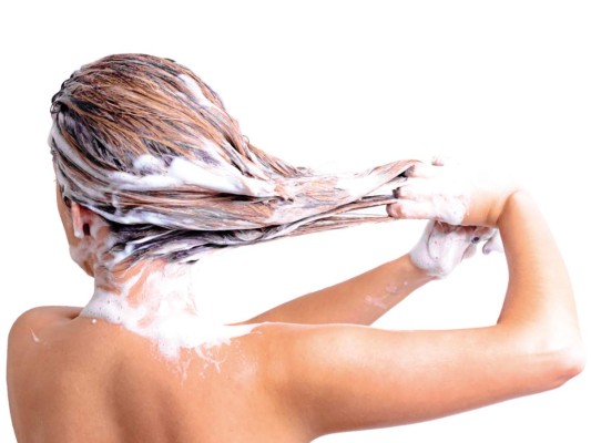 4. Abusas del acondicionador. Estamos claras que utilizar acondicionador en las puntas del cabello hidrata, previene frizz y protege pero abusar de este producto también es un problema. Usa solo la cantidad necesaria para desenredar las puntas y asegúrate de enjuagar bien sin dejar rastro del producto ya que si utilizas demasiada cantidad el cabello lucirá pesado, graso y sin vida.