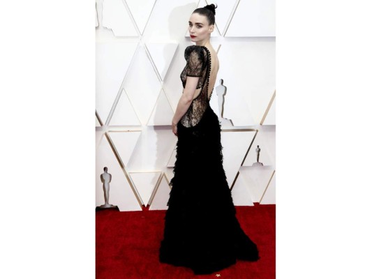 Rooney Mara deslumbró en la alfombra roja de los Oscars en un diseño realizado en encaje de Alexander McQuee