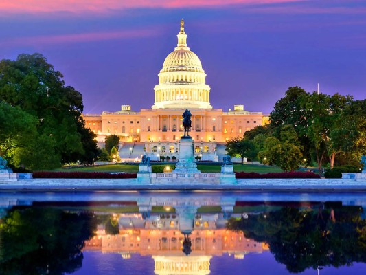 <br/>Imponente y de exquisita arquitectura, el Capitolio de los Estados Unidos es un emblemático edificio que alberga las dos cámaras del Congreso de los Estados Unidos. El 18 de septiembre de 1793, el presidente George Washington puso la primera piedra del edificio en una solemne ceremonia que representaba la construcción del edificio más emblemático y arquitectónicamente impresionante de la nación. <br/>