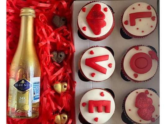 <br/>El dúo perfecto: champagne y cupcakes decorados con fondant by @flavors.hn<br/>