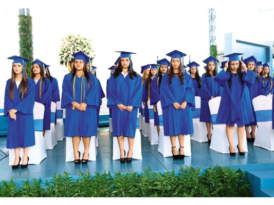 La graduación de los seniors 2016 de Macris School