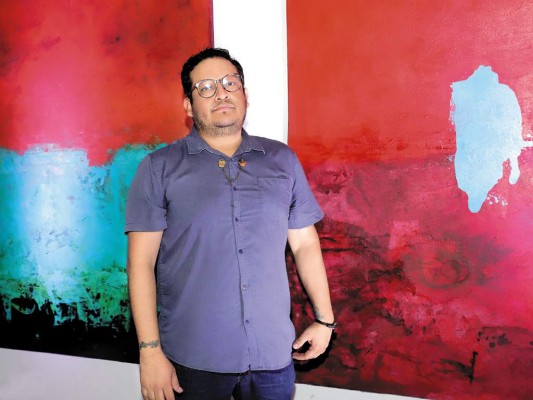 González nació en Tegucigalpa en 1982, estudió en la Escuela de Bellas Artes y posteriormente optó a un título universitario en Comunicación Social. Ha participado en cinco residencias artísticas en Perú, Valencia, Barcelona y Miami, incluyendo la de Art Omi en Nueva York.