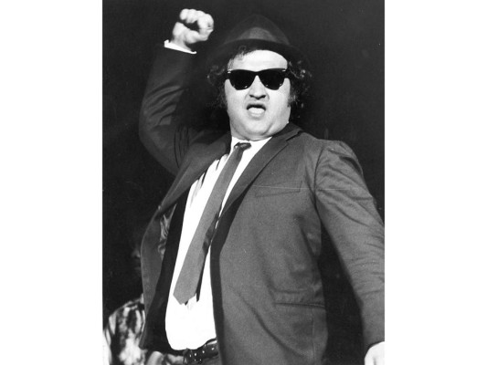 John Belushi. Fue un actor, comediante y músico estadounidense, conocido por sus actuaciones en el dúo musical The Blues Brothers, Chateau Marmont, el hotel de las estrellas y las fiestas después de los Oscar, fue el escenario donde murió el irreverente John Belushi. Una sobredosis de heroína y cocaína lo mató a los 33 años, el 5 de marzo de 1982. Dormía en el bungaló número 3 del hotel más famoso de Sunset Strip, en Los Ángeles<br/>